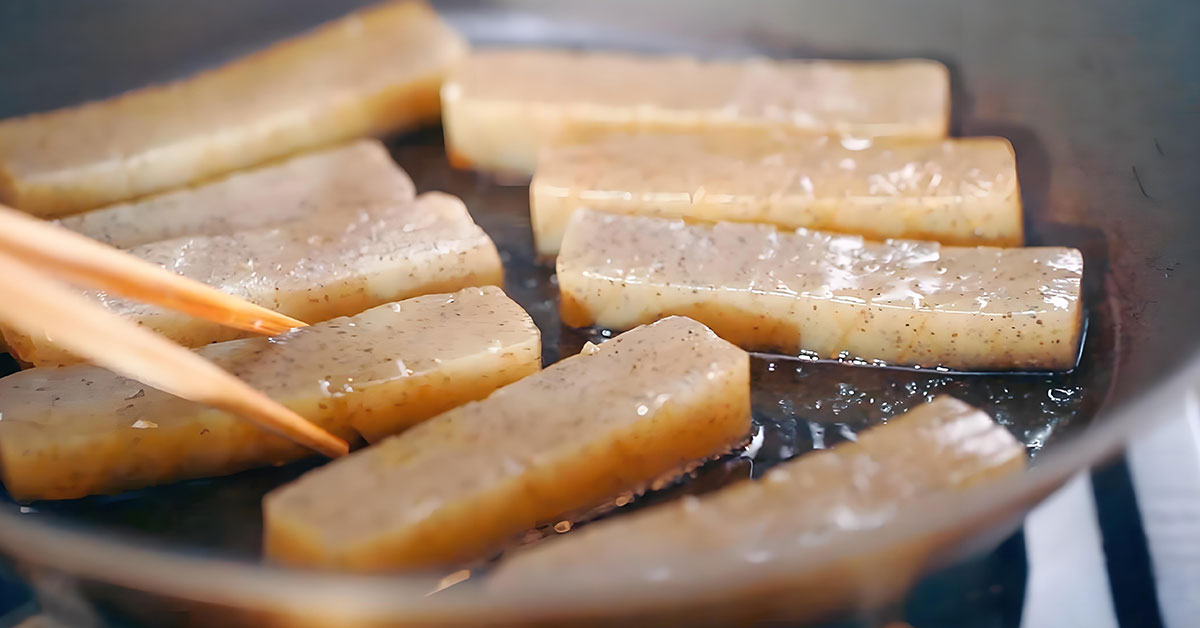 Cook pan fry the konjac slices