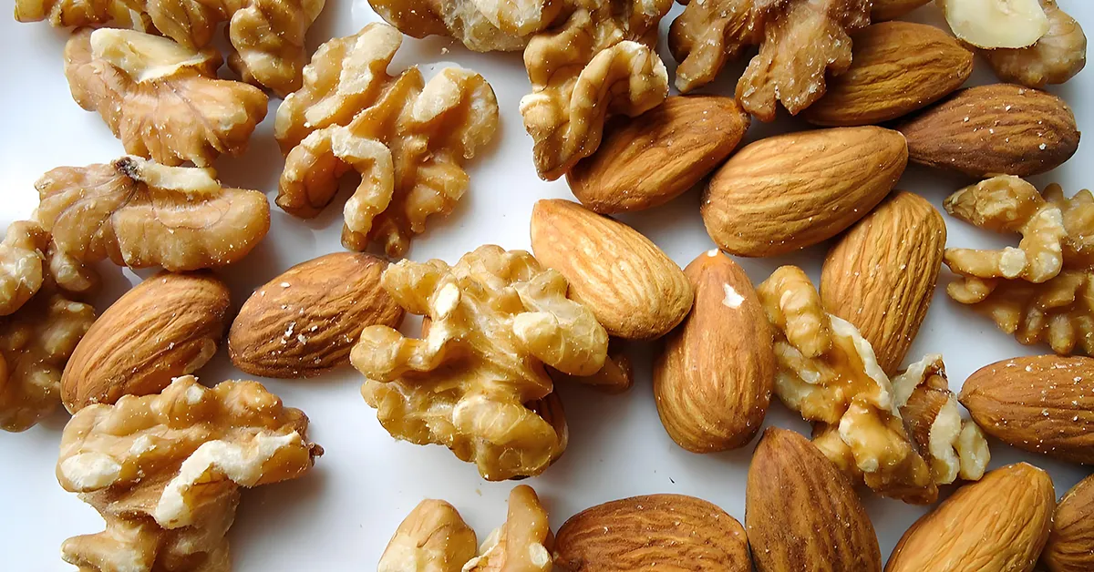 9 foods that lower cholesterol - Almond Walnut